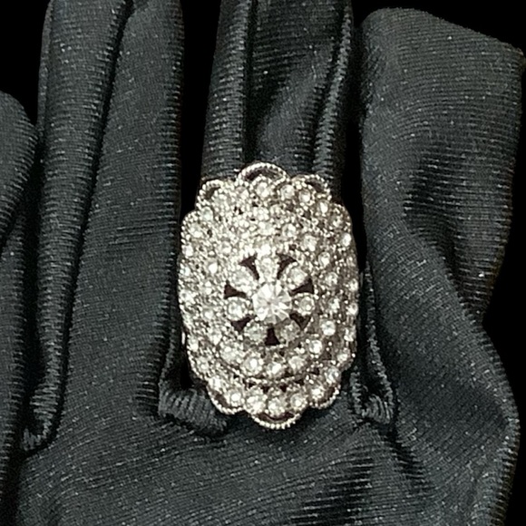 Elegant silver crystal ring. Delicate filigree & inlaid crystals. Sz. 8. - Picture 7 of 9